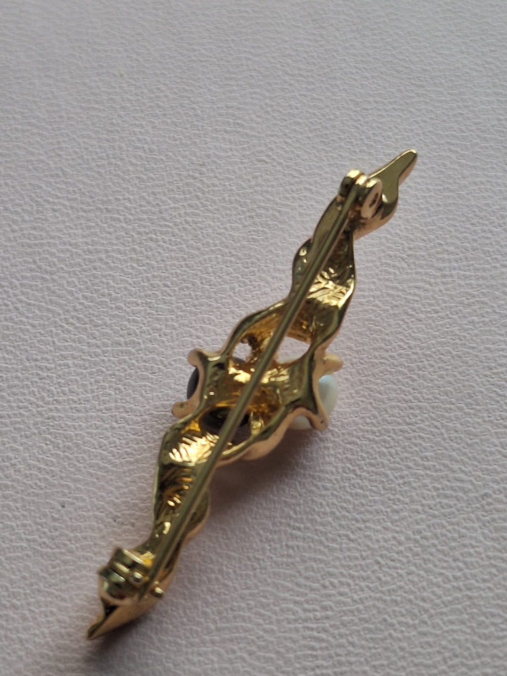 2" 1928 Gold-Tone Brooch with Black and White Pearls - Picture 7 of 10